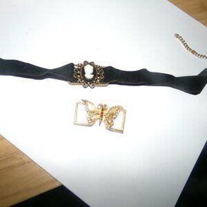 vintage velvet chocker necklace wit 2 pendants.